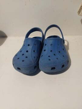 1 paire de crocs pointure 32