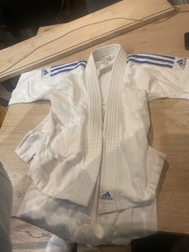 kimono adidas junior pour enfant taille 5 ans environ /110-120cm