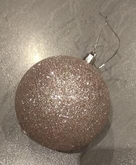 Boule de Noël scintillante à suspendre sur le sapin