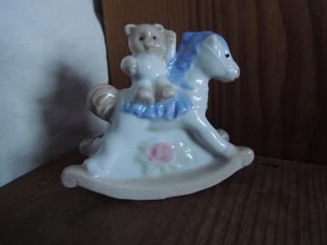 Petit cheval à bascule (porcelaine)