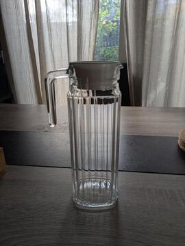 carafe d'eau en verre avec bouchon