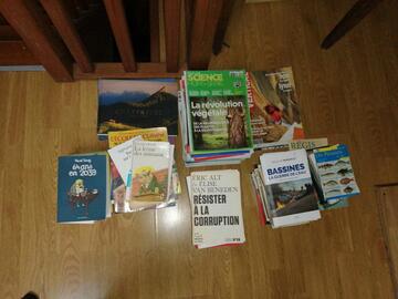 Lots de livre, magazine, romans, philo, science