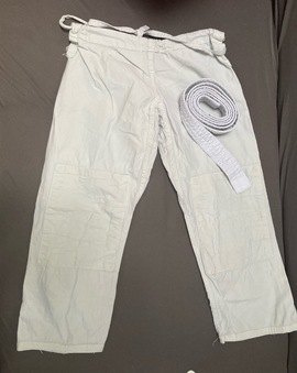 pantalon judo et ceinture blanche