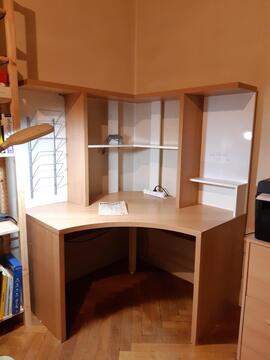 bureau d'angle ikea, fonctionnel mais abîmé