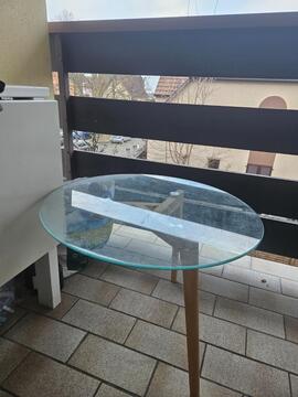 Table basse en verre (1 Pied cassé)