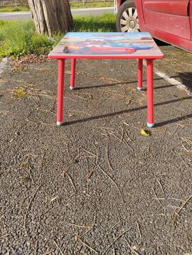 table enfant + crayons géant + lot de craies pour ardoise