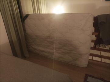 matelas une place et demi (120cm) en très bon état (avec un draps housse!)