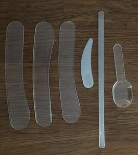 Spatules en plastique de labo neuves