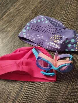 bonnets piscine et lunettes