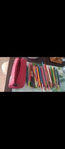 trousse et crayons de couleur