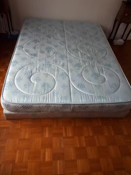 Matelas+Sommier ayant peu servi car utilisés pour une chambre d'amis. À venir récupérer sur place.