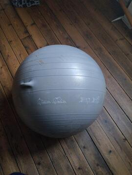 gros ballon de gym un peu taché