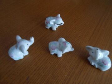 Lot de petits éléphants en porcelaine