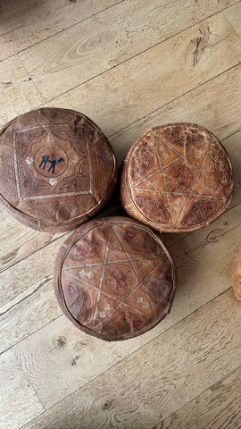 poufs en cuir différentes tailles