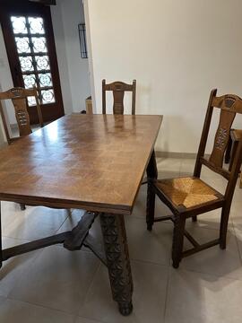 table avec 5 chaises style Basque