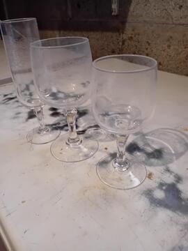 service de verres, environ 30, verre à vin et flutes, ils sont devenus opaques au fil du temps