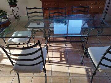 Table en verre et 6 chaises