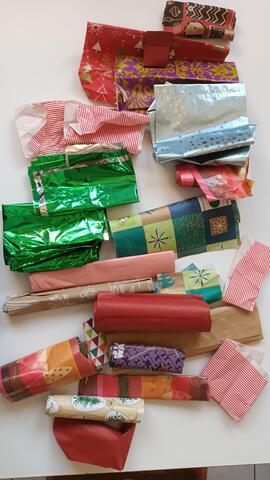 chutes de papier cadeau et étiquettes