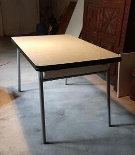 Table formica couleur beige