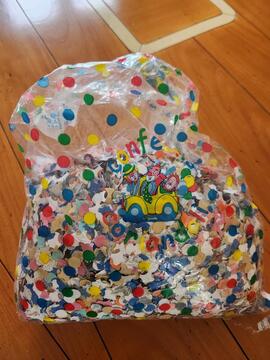 un sac de confetti.en papier