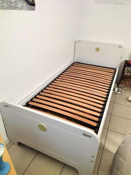 Lit Alinea en bois + barrières amovibles + sommier + matelas 90x190