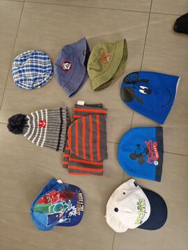 Lot bonnet et casquette garçon