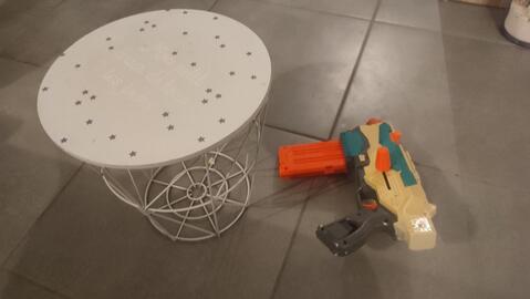 petite table et pistolet nerf