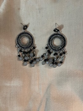 Boucles d’oreilles pendantes (grises et noires)