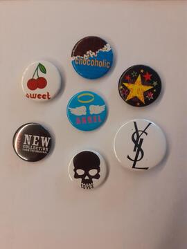 7 badges fantaisies/ broches