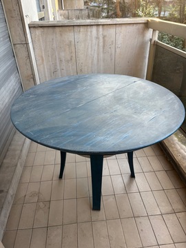 Table en bois bleu