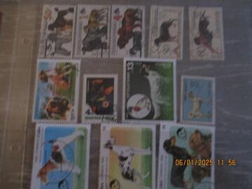 12 timbres - chiens - divers pays