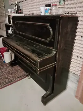 Piano droit noir à donner urgent