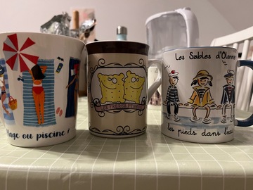 Lot de 3 mugs dépareillés.