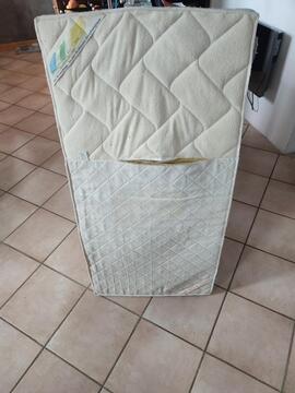 matelas bébé usagé a donner