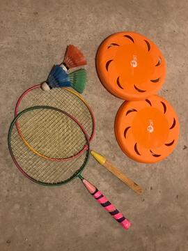 jeux de badminton et de frisbee pour enfant