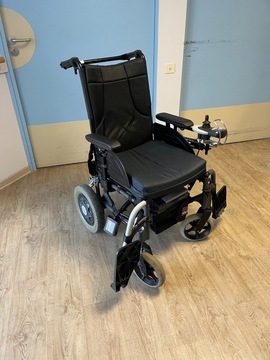 donne fauteuil roulant électrique avec coussin marque « esprit action 4 NG »