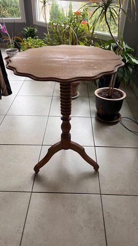 Petite table trépied