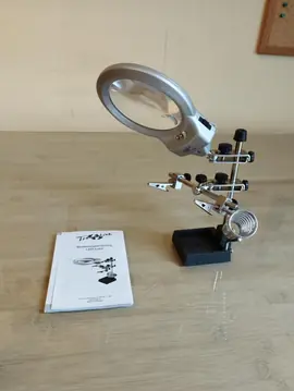 Loupe sur pied avec lampe à pile