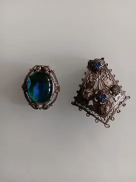 Broches