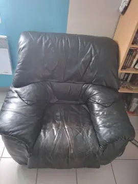 fauteuil en cuir noir et lampadaire