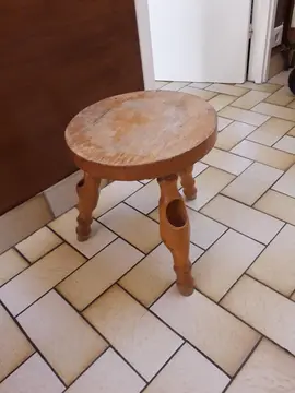 Je donne un petit tabouret ( trépied)