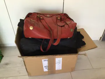 Carton Vêtements femme T40 + 1 sac à main Fossil