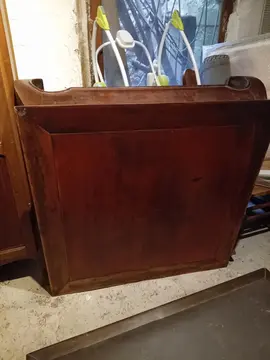 donne un canapé lit une table basse et une armoire