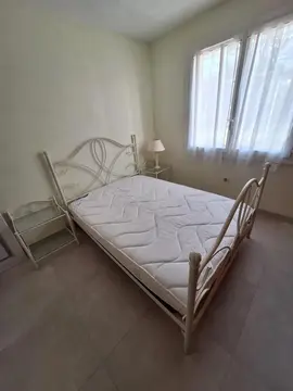 Chambre avec lit 140x190cm + 2 Chevets et matelas SANS SOMMIER