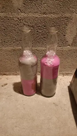 lot de deux bouteilles décoratives
