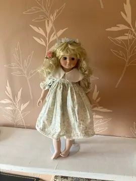 poupée en porcelaine