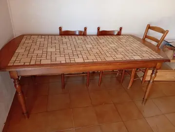 table plus 4 chaises