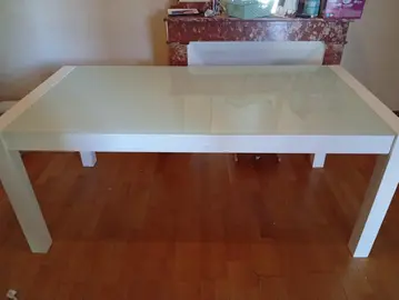 grande table avec plateau en verre.