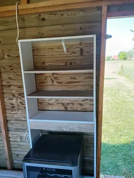 donne rangement pour un dessus de wc,un meuble tv en verre, une colonne de sdb,une cave à vin qui fo