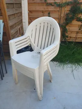 4 chaises de jardin en plastique